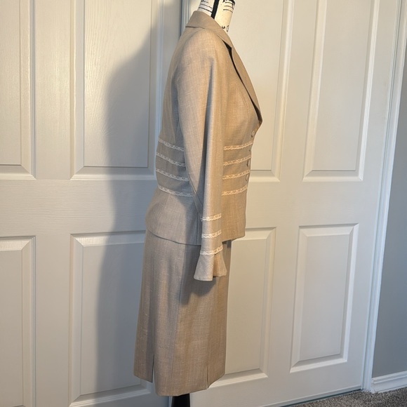 Elegant ESCADA Beige Women's Blazer/Skirt suit set - Picture 5 of 14